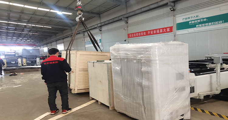 ¡Otra buena noticia! ¡Otra máquina cortadora de tubos de tres mandriles súper larga y resistente se envió al extranjero y se venderá en todo el mundo!(图3)